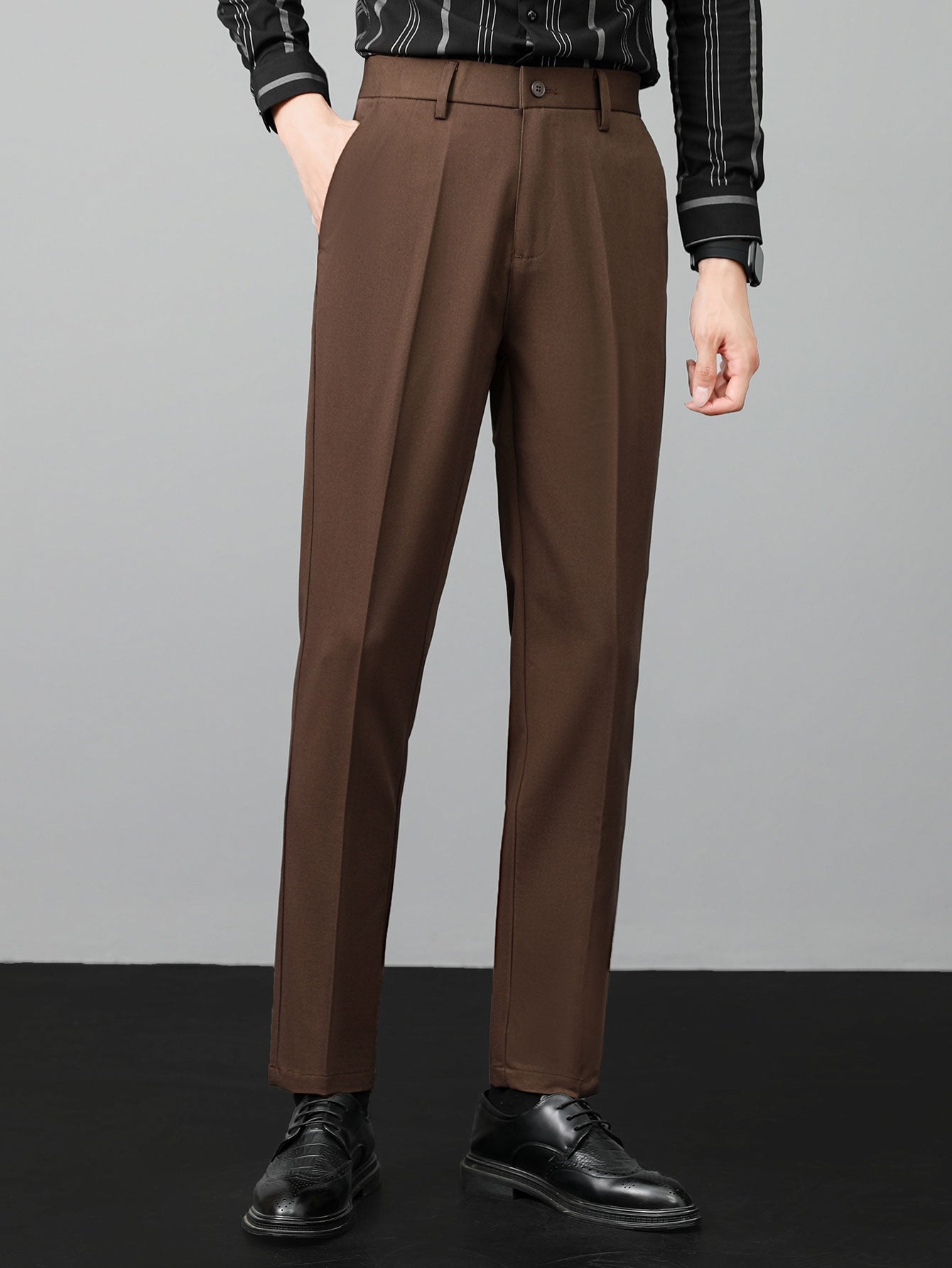 Polo de punto a rayas & pantalones ajustados de corte cónico
