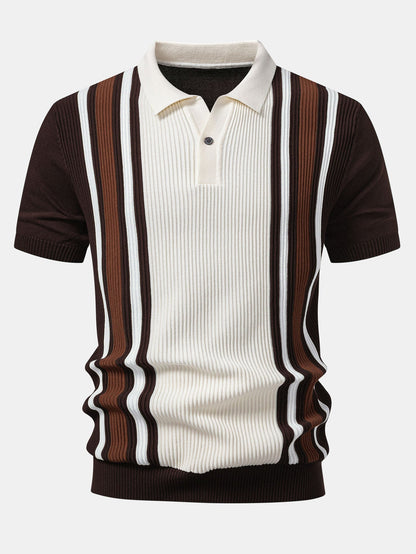 Polo de punto acanalado a rayas y pantalón ajustado de corte cónico.