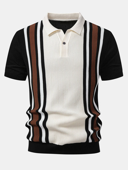 Polo de punto acanalado a rayas y pantalón ajustado de corte cónico.