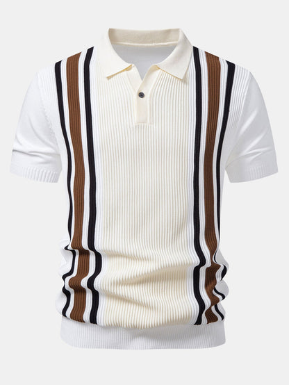 Polo de punto acanalado a rayas y pantalón ajustado de corte cónico.