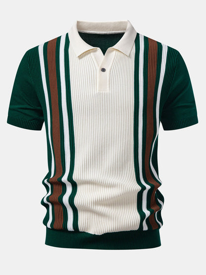 Polo de punto acanalado a rayas y pantalón ajustado de corte cónico.