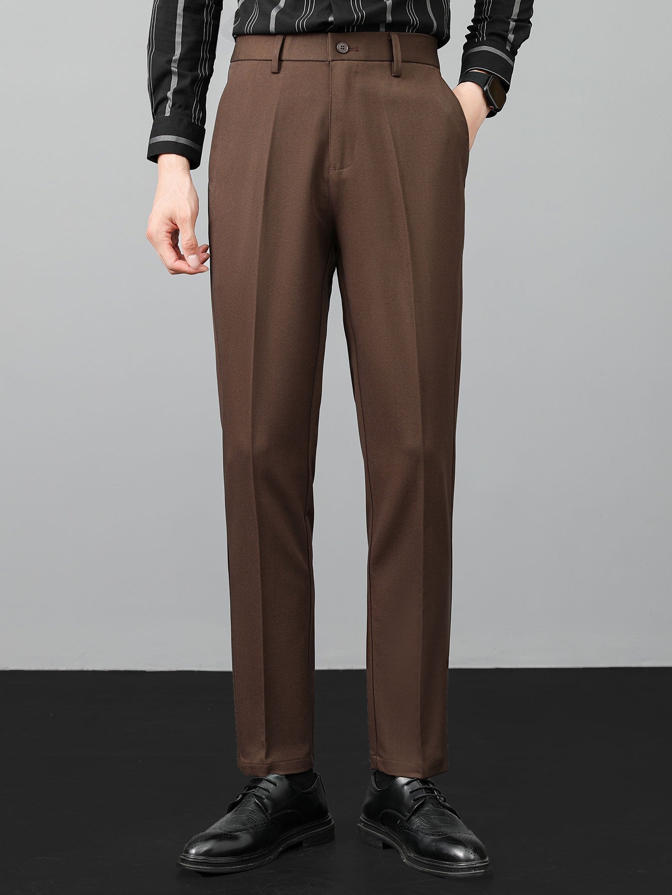 Polo de punto a rayas & pantalones ajustados de corte cónico