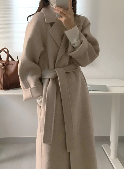 Abrigo largo de mujer con cinturón y solapas elegantes