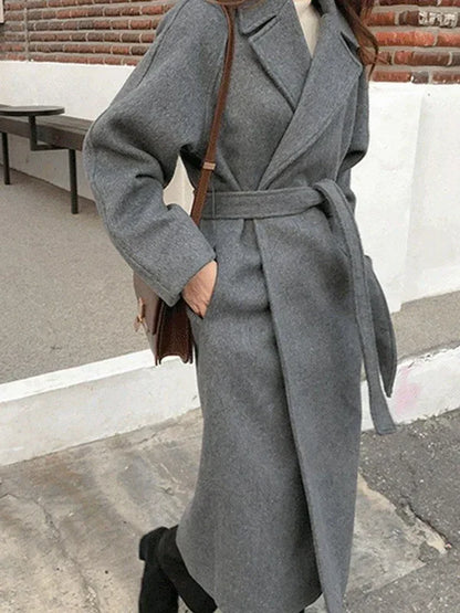 Abrigo largo de mujer con cinturón y solapas elegantes