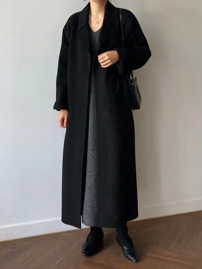 Abrigo largo de mujer con cinturón y solapas elegantes